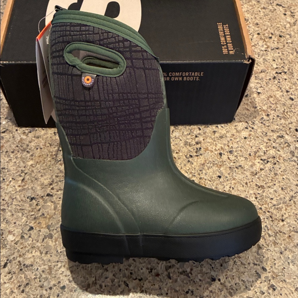 Kids size 9 Toddler Classic II Winter BOGS in Cracks print, new in box. - Picture 2 of 9